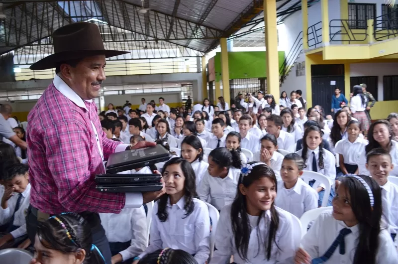 El gobernador de Arauca, Facundo Castillo en la entrega de computadores a estudiantes de Arauca.